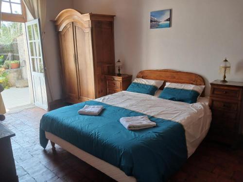 a bedroom with a bed with two towels on it at Gîte de la glycine in Marmande