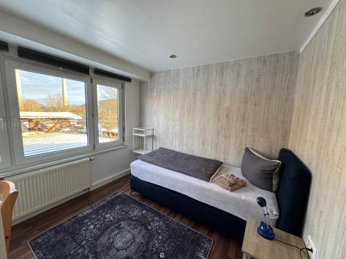 una camera da letto con un letto e una finestra di XXL Monteur Apartment Eisenach-Hörschel a Eisenach