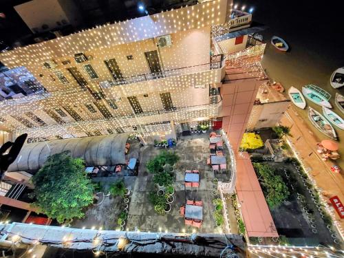 Hotel Alka في فاراناسي: منظر علوي لمبنى به موقف سيارات