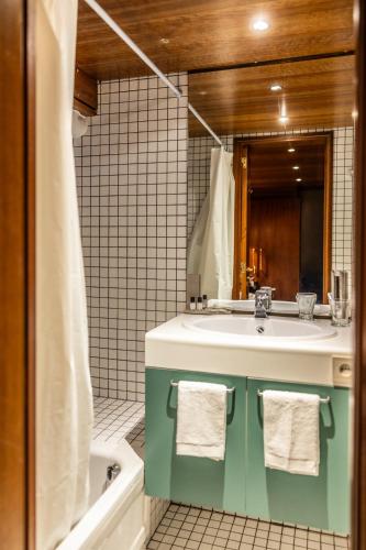 a bathroom with a sink and a bath tub at Péniche d'hôtes MS Elisabeth in Namur