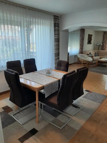 een eettafel en stoelen in de woonkamer bij Ferienwohnung Schabmüller in Kelheim
