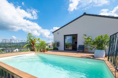 una piscina sul balcone di una casa di La villa Sunset a Trélissac