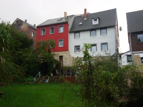 RathmannsdorfにあるFerienwohnung Meyの緑の芝生のある庭の家屋群