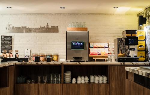 a kitchen with a counter with aasteryasteryasteryasteryasteryasteryasteryasteryastery at Hotel Huis van Bewaring - Bijzonder boutique hotel in historisch pand in Almelo