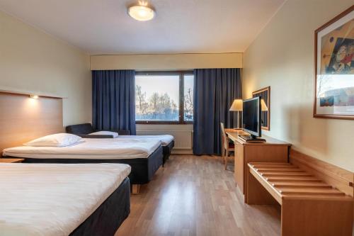 En eller flere senge i et værelse på Scandic Kemi