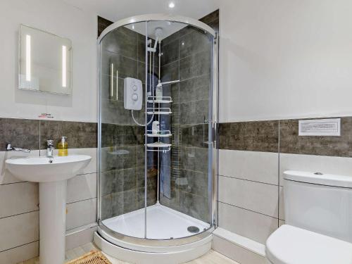 un bagno con doccia, WC e lavandino di 3 Bed in Welsh Newton Common 52149 a Welsh Newton Common