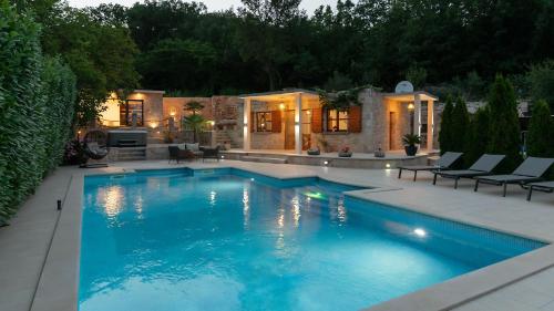 Beautiful Villa Mia with pool in Makarska