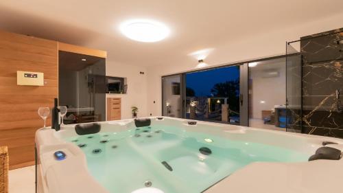 Beautiful Villa Mia with pool in Makarska