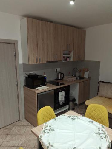 una piccola cucina con un tavolo e un microonde di apartman19 a Podgorica