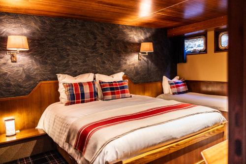 a bedroom with a bed on a boat at Péniche d'hôtes MS Elisabeth in Namur