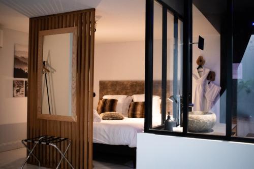 a bedroom with a bed with a large mirror at Suite Nordique - Cinéma et Jacuzzi in Bordeaux