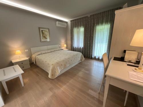 een slaapkamer met een bed en een bureau en een bed sidx sidx sidx bij B&B Relief in Possagno