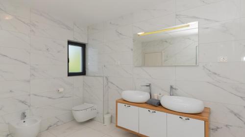 Et badeværelse på Villa Paradise Grubine - Makarska by Villas Guide