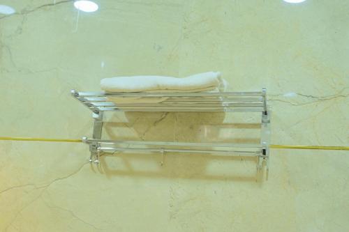 een handdoekenrek met 2 handdoeken in de badkamer bij Hotel Patel Heritage Sam in Sām