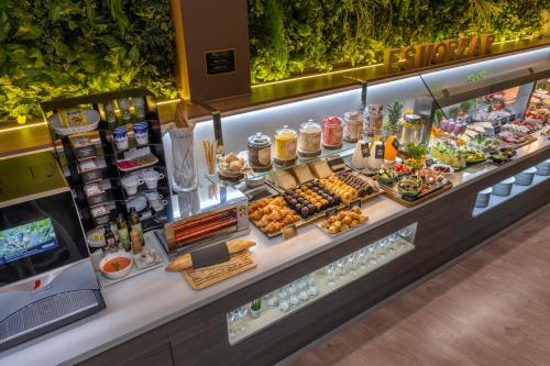 een buffet lijn met eten in een winkel bij SERHS Carlit Boutique Hotel in Barcelona