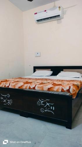 a large bed in a room with at Hotel Aarav Inn in Pānīpat