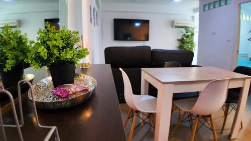 una sala da pranzo con un tavolo e un tavolo e sedie di Apartalux Vera Rincón de Loix a Benidorm