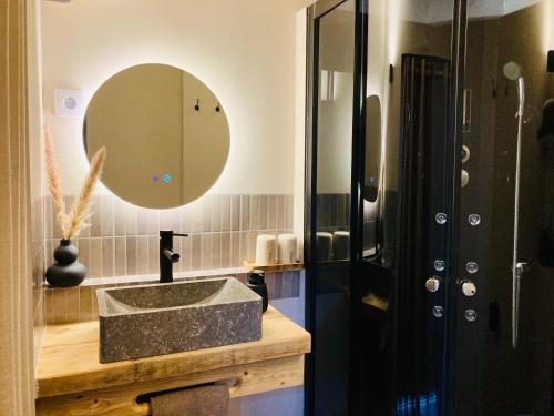 a bathroom with a sink and a mirror at Het Roerhofje in Herkenbosch