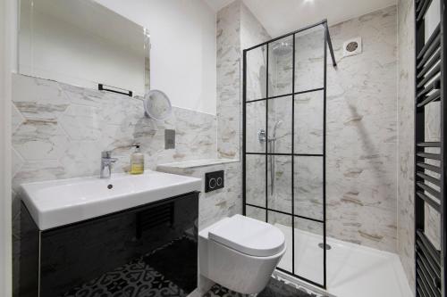 a bathroom with a sink and a toilet and a shower at Welcome Shoreditch, 1 Bed 1 Bath London Apartment in Superb Location in London