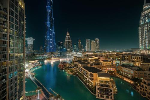 Large 4 Bed Apt with Burj View and 8 Min Walk to Mall by Vista Stays DXB