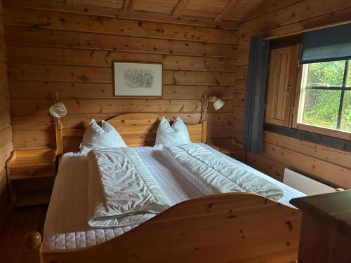 una camera con un letto in una baita di tronchi di Blockhütte in Alleinlage a Ulricehamn