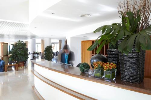 een lobby met een balie met planten erop bij Hotel Escola in Funchal