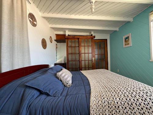 una camera da letto con un letto grande con pareti blu di Aldea Bahiguana a Bahia Inglesa