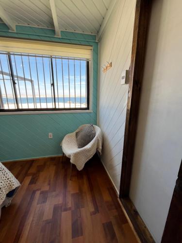 una stanza con un letto e una finestra di Aldea Bahiguana a Bahia Inglesa