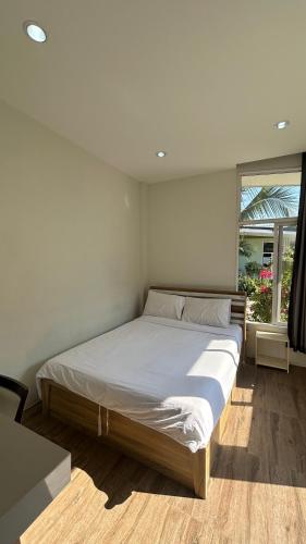 a large bed in a room with a window at ออมทรัพย์ รีสอร์ต in Ban Lam Ta Sao Tai