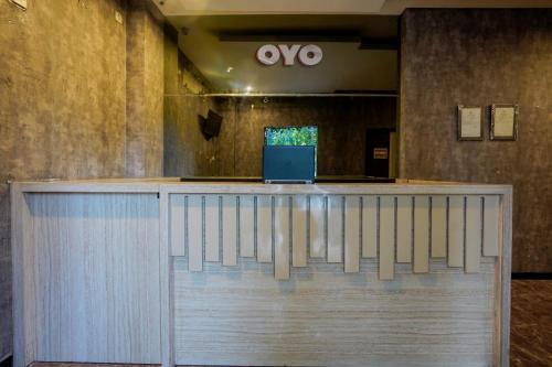 a view of the lobby of an office with a laptop on a counter at Super OYO Capital O 92633 Spring Hotel Gubeng in Surabaya