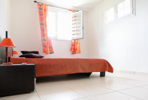 sala de estar con cama y ventana en Kaïvivi, en Le Marin