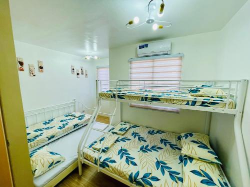 zwei Etagenbetten in einem kleinen Zimmer in der Unterkunft Primari Haven in Bantinguil