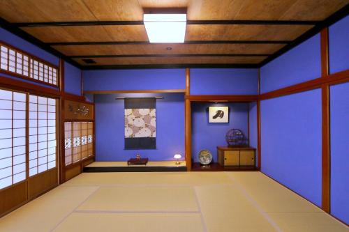 an empty room with blue walls and a ceiling at 龍助25ANNEX Ryusuke25ANNEX in Komatsu