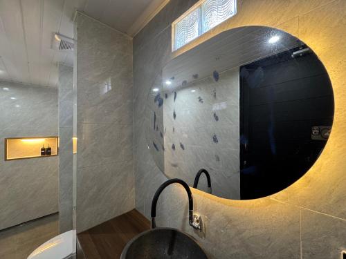 a bathroom with a rock climbing wall in a cave at Casa Sundara in Patjung