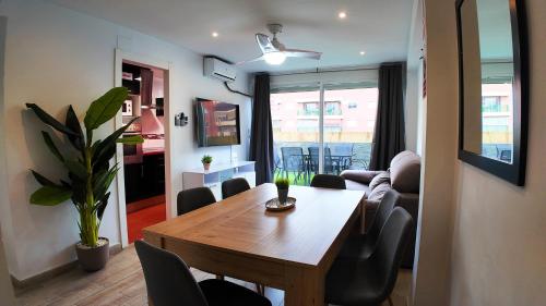 een eetkamer met een tafel en een woonkamer bij Apartalux Ático Jaime I in Benidorm