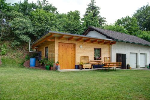 a small house with a patio and a table at Ferienwohnung Messner-Schauer in Sankt Kanzian