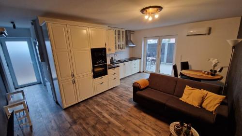 a living room with a couch and a kitchen at Wohnen2a in Harsewinkel
