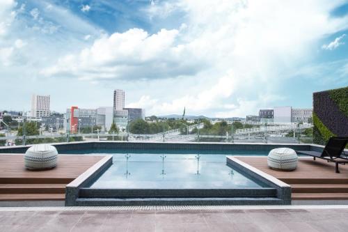 Grand Fiesta Americana Puebla Angelópolis — Pool view