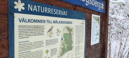 un cartello sul lato di un edificio con neve di Villa near the lake sauna boat big garden a Ryssby