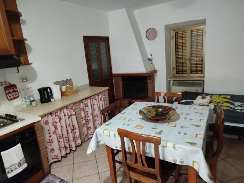 una cucina con tavolo e piatto di Casa Gabry - Tramonto sul lago a Anguillara Sabazia