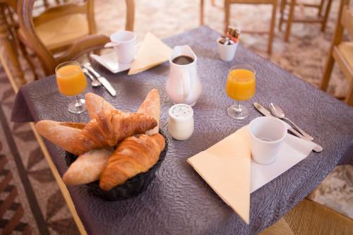 Pilihan sarapan tersedia untuk tetamu di Hôtel Le Verger