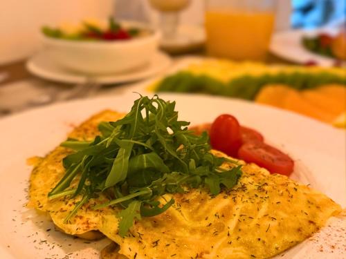 een bord met eten, met daarop een omelet met groenten bij VILLTAK La Maison - Adults Recommended Only in Marbella
