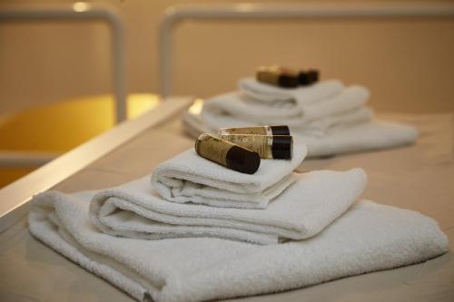 a pile of towels sitting on top of a table at Dimora Daliah&Oana in Matera