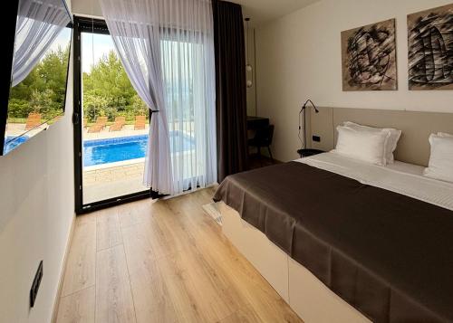 斯普利特卡White Villa, Brac的一间卧室，里面有一张床和一扇大窗户。