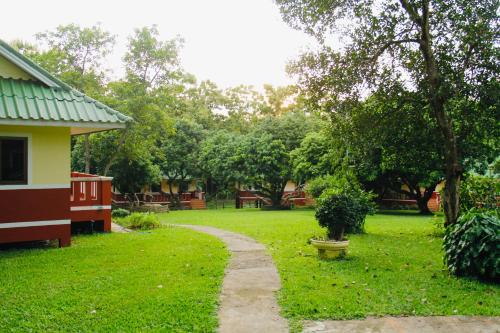 a path in a yard next to a house at ViangPhing Resort in Mae Chan