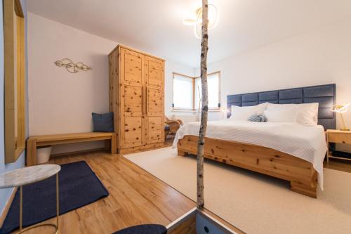 una camera da letto con un letto grande e un armadio in legno di Apartment Alexandra a Gmunden