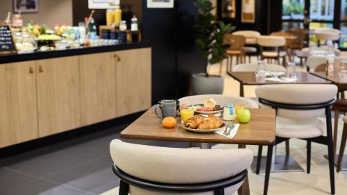 un tavolo con un piatto di cibo sopra in un ristorante di Campanile PRIME - Arcueil ad Arcueil