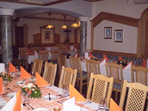 Un restaurante o sitio para comer en Gasthaus Hotel Feldschlange