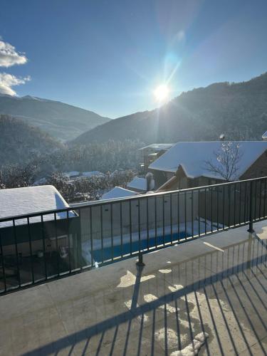 una vista da un balcone di un edificio soleggiato di Kenac Lerner Dilijan a Dilijan