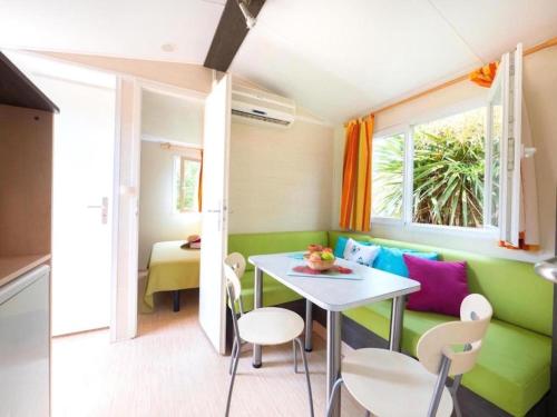 a small room with a table and chairs at Bungalow Vacances in Biot